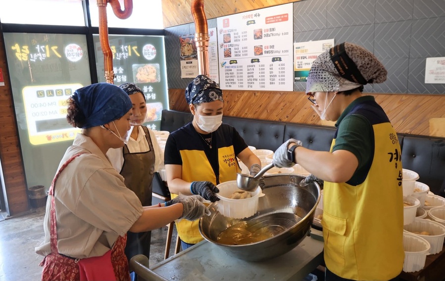 ▲ 2일, 국민의힘 조지연 국회의원(경북 경산시)이 민생회복 소비쿠폰 기부를 통해 경산 지역 보훈가족을 위한 삼계탕 나눔 봉사활동을 진행했다.ⓒ조지연 국회의원실