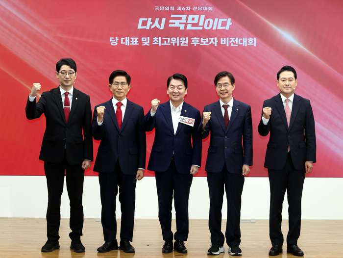 ▲ 주진우(왼쪽부터), 김문수, 안철수, 조경태, 장동혁 국민의힘 당대표 후보가 3일 오후 서울 여의도 국민의힘 중앙당사에서 열린 제6차 전당대회 당 대표 후보자 비전대회에서 기념촬영을 하고 있다. ⓒ뉴시스