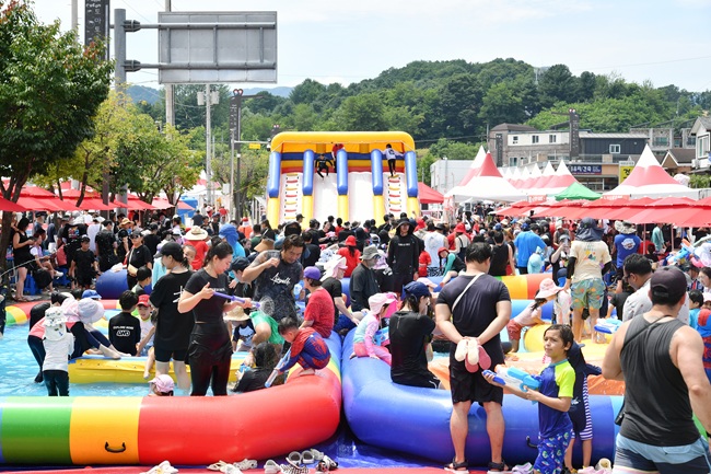 ▲ 2025 화천토마토축제 마지막 날인 3일 축제장 내 워터존을 찾은 관광객들이 물놀이를 즐기며 무더위를 식히고 있다.ⓒ화천군