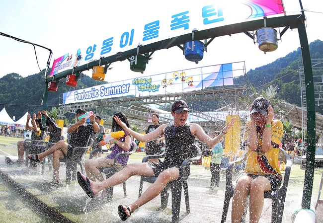 ▲ 여름 휴가 절정인 3일 오후  강원도 평창군 대화면 땀띠공원 일원에서 열린 '2025 평창더위사냥축제'를 찾은 방문객들이 물양동이 냉천수 폭포를 즐기고 있다. '판타스틱 서머'를 주제로 한 이번 축제는 냉천수를 이용한 다양한 물놀이 프로그램으로 오는 10일까지 열린다.ⓒ평창군