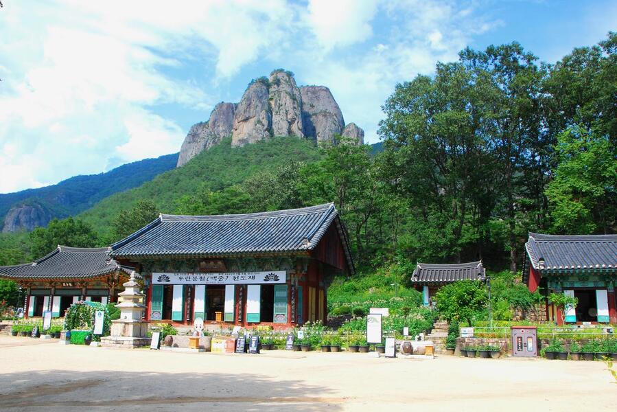 ▲ 대전사와 기암.ⓒ진경수 山 애호가