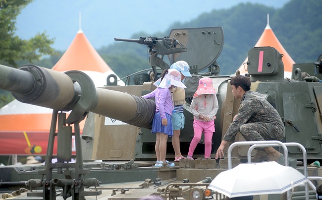 ▲ 지역에 주둔하는 15사단 승리부대는 축제장에 군장비 전시회를 운영해 관광객들에게 이색적인 경험을 선물했다. ⓒ화천군