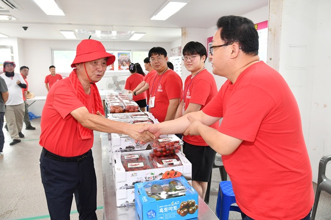 ▲ 축제 관계자들을 격려중인 최문순 화천군수.ⓒ화천군