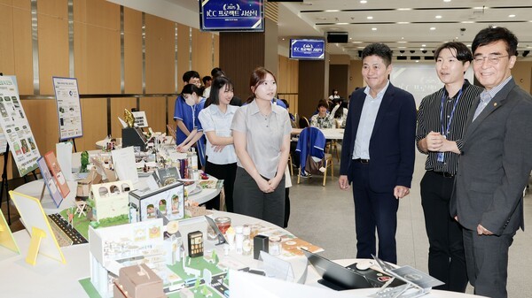 ▲ 김정헌(가운데) 인천 중구청장이'2025년도 공동 연구 프로젝트(ICC, Inha Creative Changer)' 가 전시된 현장에서 학생들을 격려하고 있다. ⓒ 인천 중구 제공