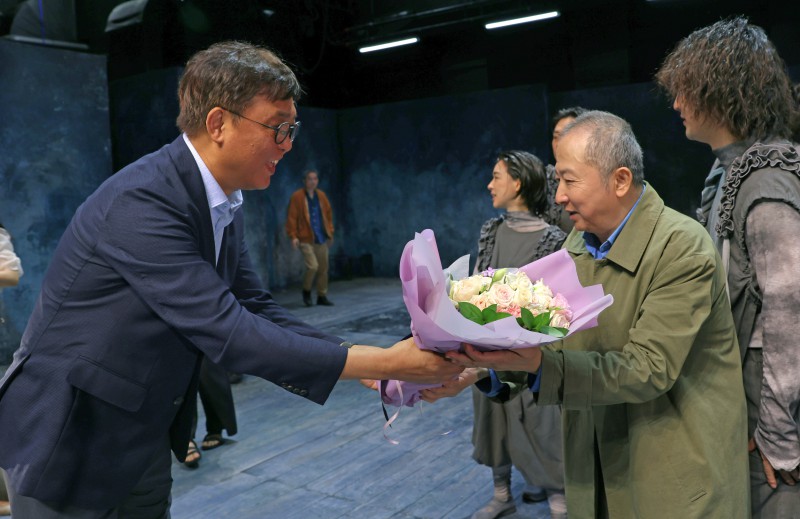 ▲ 최휘영 문화체육관광부 장관이 3일 서울 중구 명동예술극장을 방문해 국립극단의 '삼매경' 공연을 관람한 뒤 출연진을 격려하고 있다.ⓒ문체부