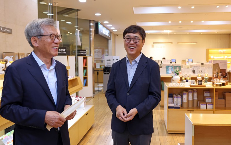 ▲ 최휘영 문화체육관광부 장관이 3일 서울 용산구 국립중앙박물관을 찾아 유홍준 국립중앙박물관장과 함께 박물관 상품 '뮷즈(MU:DS)' 판매 상황을 점검하고 있다.ⓒ문체부