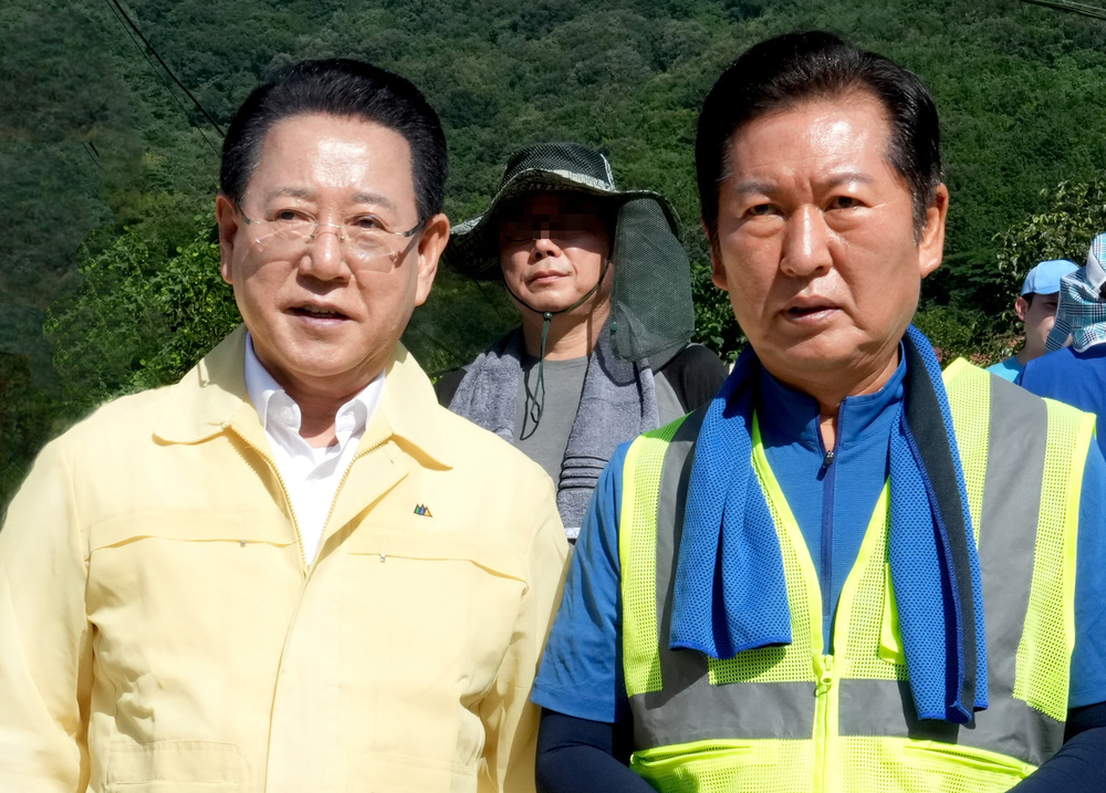 ▲ 정청래 더불어민주당 신임대표와 김영록 전남지사(지난 7월 나주 다시면 수해복구 봉사활동 당시모습)ⓒ전라남도 제공