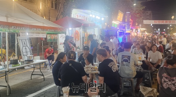 ▲ ‘대전 0시 축제 with 대덕거리 페스티벌’행사 중 외부 푸드트럭이 시장 골목 한자리를 차지해 정작 지역 상인이 소외됐다는 불만이 제기됐다.ⓒ김경태 기자