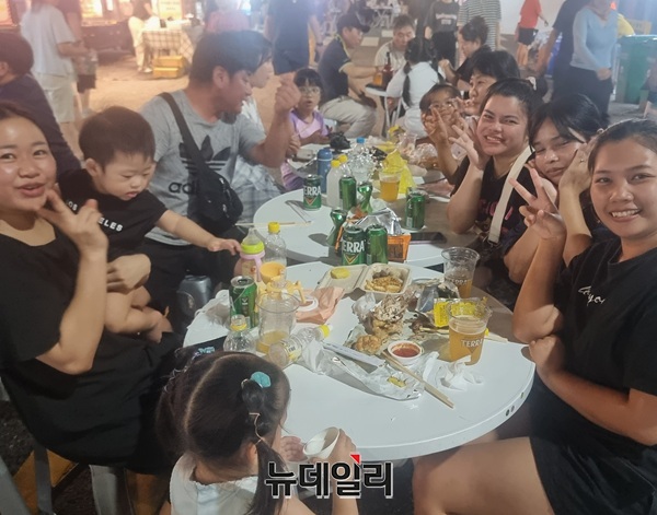 ▲ 태국 출신 A 씨는  ‘대전 0시 축제 with 대덕거리 페스티벌’을 통해 친구들과 소통할 수 있어 너무 좋았다고 밝혔다.ⓒ김경태 기자.