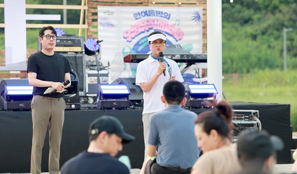 ▲ 조원휘 대전시의장이 유성뮤직페스타에서 시민들과 함께하며 축제를 즐기고 있다.ⓒ대전시의회