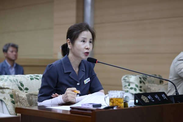 ▲ 민영희 부여군의원이 최근 5분 발언을 통해 부여도 굿뜨래 브랜드를 기반으로 스타벅스 등 대형 기업과 협력해 연꽃·양송이 디저트를 알리고 농가 소득을 높여야 한다”고 촉구했다.ⓒ부여군의회
