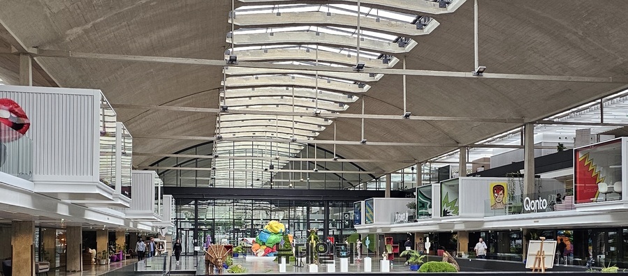 ▲ 프랑스 파리의 세계 최대 창업 캠퍼스 ‘스테이션 F(Station F)’. 이곳은 1927년부터 사용된 구 철도역사를 리모델링해 2017년 개장한 혁신 공간으로, 전 세계 1000여 개 스타트업이 입주해 창업과 R&D 활동을 벌이고 있다. 사진은 스테이션 F의 내부 모습.ⓒ김정원 기자