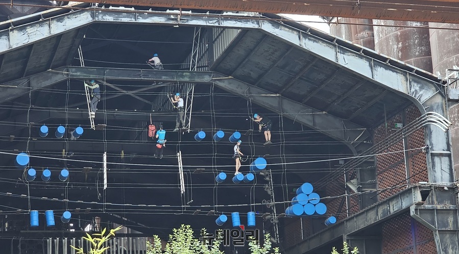 ▲ 독일 루르 산업지대의 중심지인 뒤스부르크 ‘환경공원(Landschaftspark Duisburg-Nord)’. 환경공원은 1985년 폐쇄된 제철소 부지를 재활용해 1994년 시민 친화형 복합문화공원으로 다시 문을 연 유럽 도시재생의 대표 사례다. 시민들이 환경공원에서 클라이밍을 즐기고 있다.ⓒ김정원 기자