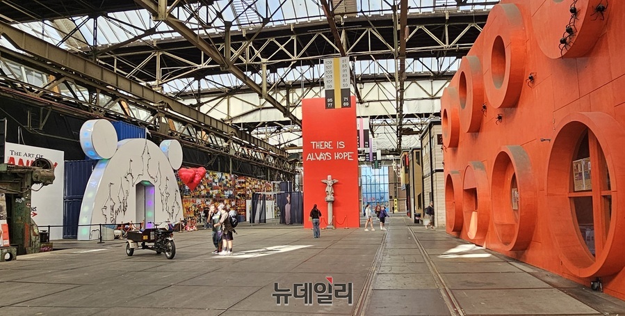 ▲ 네덜란드 암스테르담 북부의 에이강 연안에 위치한 ‘NDSM 워프(NDSM Werf)’. 민간 예술단체, 청년 창업자, 문화기획자 등이 참여해 이 거대한 산업유산은 예술과 스타트업, 커뮤니티가 공존하는 창의 지대로 탈바꿈한 모습이다. NDSM은 전시장과 작업실, 레지던시 공간, 스타트업 사무실, 레스토랑, 청년 주거지까지 다양한 기능이 공존하는 복합문화생활지구로 이용되고 있다.ⓒ김정원 기자