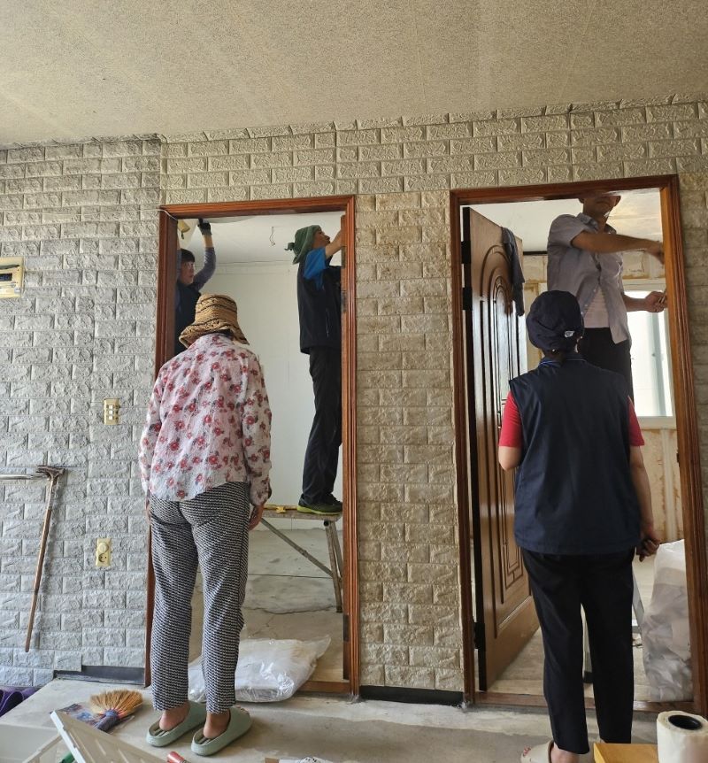 ▲ 아산시와 손잡은 9개 봉사단체가 최근 집중호우로 삶의 터전을 잃은 취약계층의 주거환경 개선에 나서고 있다.ⓒ아산시