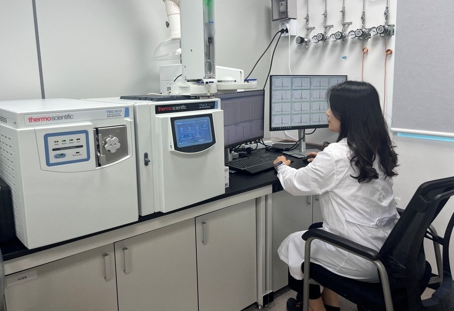 ▲ 청주시농업기술센터 연구원이 시료 분석을 하고 있다. ⓒ청주시