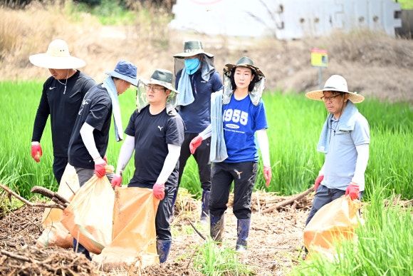 ▲ 김효숙 세종시의회 제1부의장이 지난달 23일 동료 의원 및 사무처 직원들과 함께 소정면을 찾아 수해 복구 활동을 하고 있다.ⓒ세종시의회