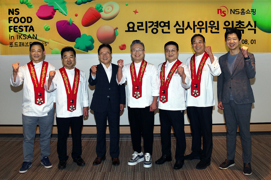 ▲ NS푸드페스타 심사위원 위촉식에서 기념촬영하고 있다. 왼쪽부터 (조우현 명장, 박효남 명장, NS홈쇼핑 조항목 대표이사 , 안유성 명장, 남대현 명장, 천덕상 명장, NS홈쇼핑 미디어전략본부 허영환 이사) ⓒNS홈쇼핑