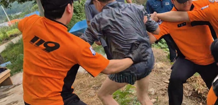 ▲ 지난달 30일 오후 6시 28분쯤 충남 공주시 유구읍 석남리 유구천에서 79세 어르신이 물에 빠졌다가 소방대에 의해 극적으로 구조되고 있다.ⓒ공주소방서