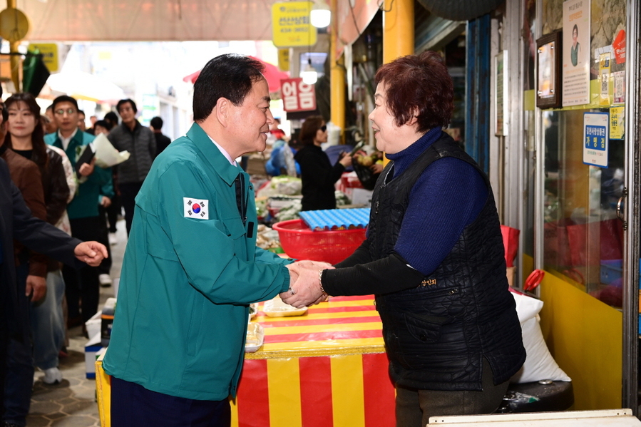 ▲ 배낙호 김천시장(왼족)이 전통시장을 찾아 상인들을 격려하고 있다ⓒ김천시제 공