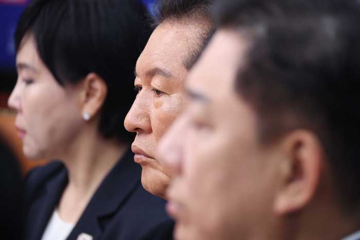 ▲ 정청래 더불어민주당 대표가 4일 오전 서울 여의도 국회에서 열린 최고위원회의에서 잠시 생각에 잠겨있다. ⓒ뉴시스