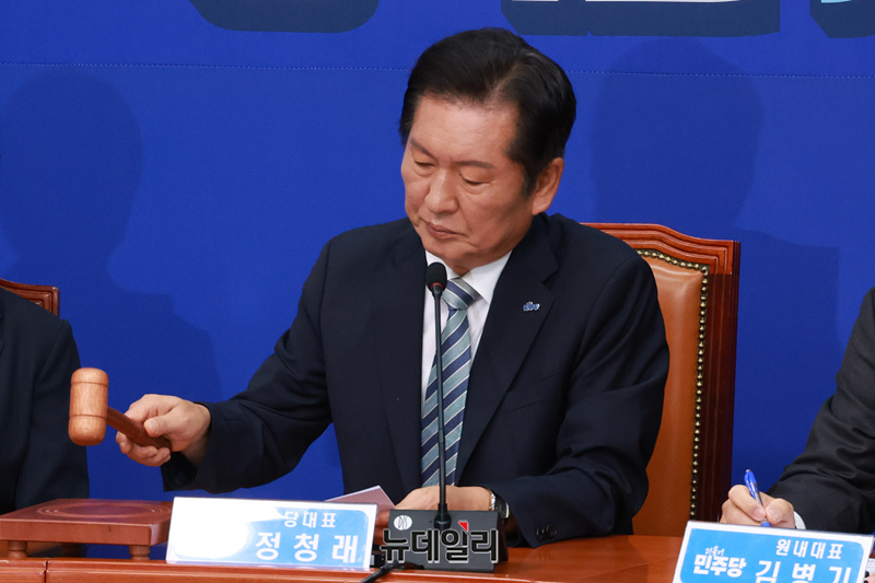 ▲ 정청래 더불어민주당 신임 당대표가 4일 오전 국회에서 열린 최고위원회의에서 의사봉을 두드리고 있다. ⓒ이종현 기자