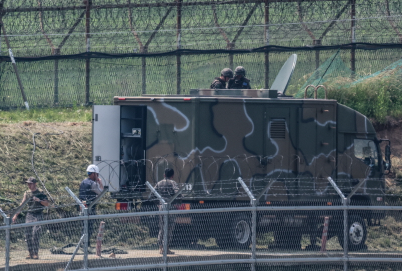 ▲ 지난 2024년 6월 9일 정부가 북한의 대남 오물 풍선 재살포에 대응하기 위해 대북 확성기를 설치하고 방송을 실시한 가운데, 경기 파주시 접경지역에서 군인들이 이동형 대북 확성기를 점검하는 모습. ⓒ뉴시스