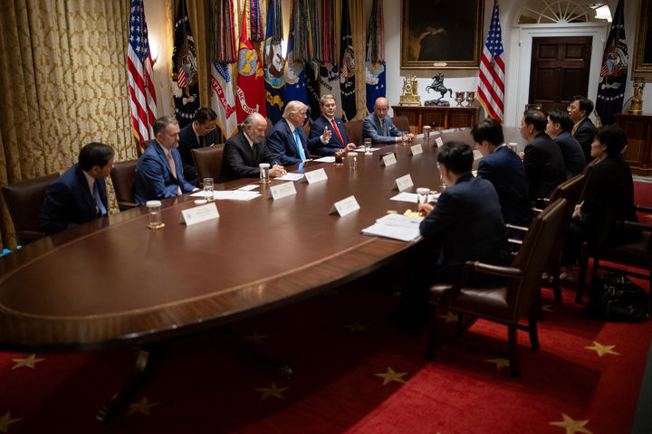 ▲ 지난달 30일 미국 워싱턴 D.C. 백악관에서 도널드 트럼프 미 대통령과 구윤철 경제부총리 등 한국 협상단이 한미 관세 협상을 논의하고 있다.ⓒ스콧 베센트 미 재무장관 X 캡쳐