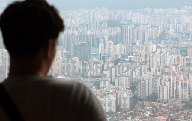 ▲ 서울 남산 N서울타워에서 한 외국인 관광객이 서울 시내 아파트단지 전경을 살펴보고 있다ⓒ연합뉴스