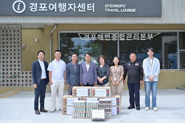 ▲ 강릉시의회(의장 최익순)가 4일 경포해수욕장 행정봉사실 등 관내 해수욕장 및 유관기관을 방문해 안전한 피서지 관리에 노력하고 있는 근무자들의 노고를 격려했다. 최익순 의장은 
