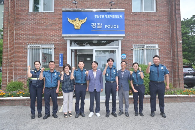 ▲ 강릉시의회(의장 최익순)가 4일 경포해수욕장 행정봉사실 등 관내 해수욕장 및 유관기관을 방문해 안전한 피서지 관리에 노력하고 있는 근무자들의 노고를 격려했다. ⓒ강릉시의회