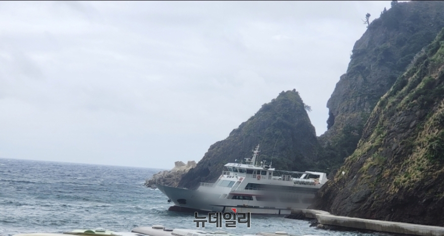 ▲ 4일 오전 8시 41분께 울릉도 관문인 도동항에서 승객 140명을 태운 유람선이 출항 중에 높은 파고에 떠밀려 해안 산책로에 충돌해 있다.ⓒ뉴데일리