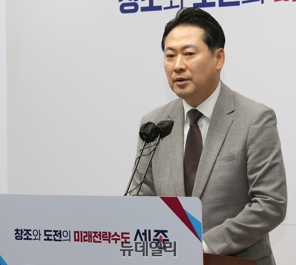 ▲ 국민의힘 당 대표 후보인 장동혁 의원이 4일 오후 세종시청을 방문해 기자간담회를 하고 있다.ⓒ이길표 기자