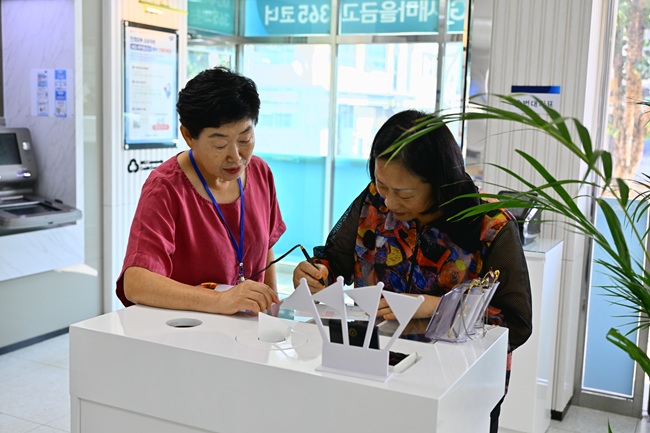 ▲ 속초시가 4일부터 2025년 신규 노인일자리 사업인 '시니어 금융업무 지원사업'을 본격 추진했다. 참여 어르신들은 ATM 사용법 안내, 전표 작성 방법 설명 등 금융 업무 지원과 금융 범죄 예방을 위한 캠페인 활동을 함께 수행한다.ⓒ속초시