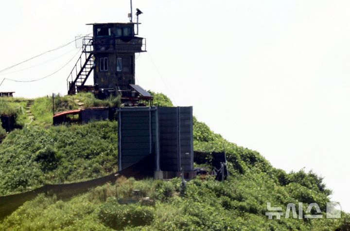 ▲ 우리 군이 전방지역에 설치된 대북확성기 철거를 시작한 4일 경기도 파주시 접경지역에서 바라본 한국 측 초소 앞 군사 시설물 내 대북확성기가 보이지 않고 있다. ⓒ뉴시스