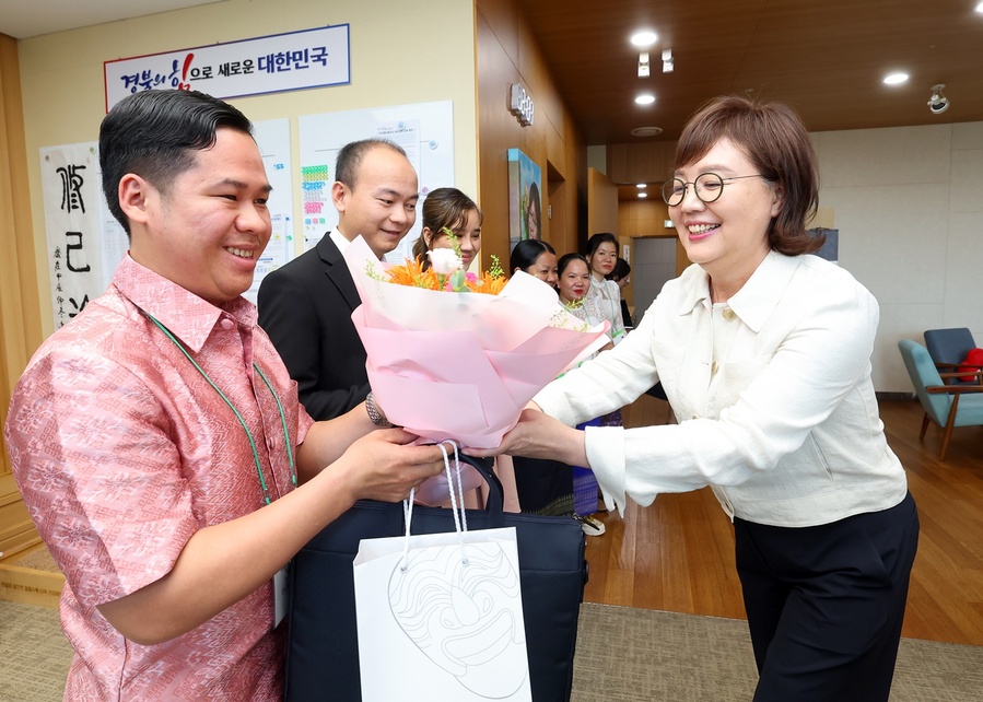 ▲ 양금희 경제부지사(오른쪽)가 접견실에서 캄보디아 캄퐁톰주 공공병원 소속 의사와 간호사 연수단을 맞이하고 있다.ⓒ경북도