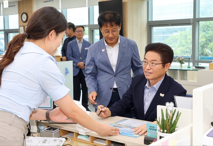 ▲ 이 지사는 NH농협은행의 ‘APEC 2025 KOREA 성공개최를 위한 예금’ 출시일인 4일, 경북도청 내에 있는 NH농협은행 경북도청지점을 방문해 1호로 예금에 가입했다.ⓒ경북농협