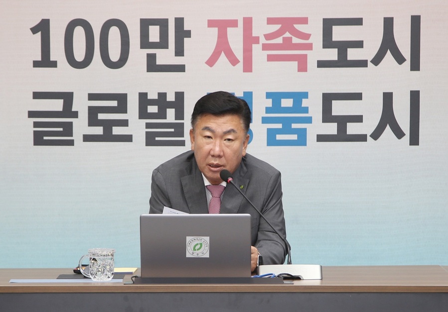 ▲ 이범석 청주시장이 4일 임시청사 소회의실에서 열린 주간업무보고에서 발언하고 있다. ⓒ청주시