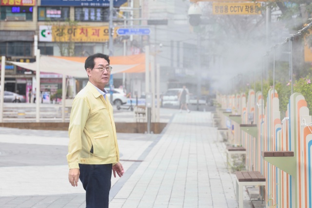 ▲ 쿨링포그 시설을 점검 하고 있는 정명근 화성특례시장ⓒ화성시 제공