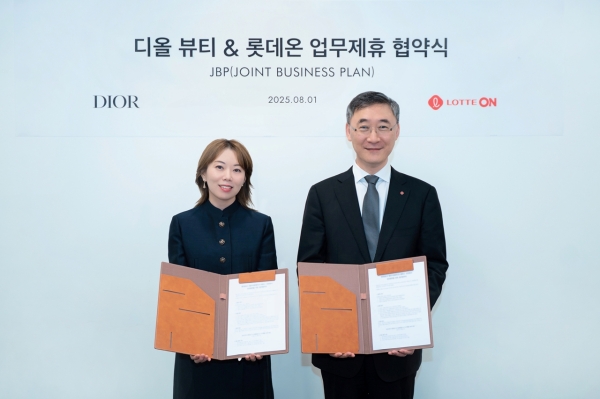 ▲ 롯데온이 지난 8월1일 서울 광화문 디올 뷰티 코리아 본사에서 ‘크리스챤 디올 뷰티 코리아’와 전략적 비즈니스 파트너십(JBP)을 체결했다. 사진 오른쪽부터 롯데쇼핑 e커머스사업부 박익진 대표와 크리스챤 디올 뷰티 코리아 김백남 지사장이 JBP 기념촬영을 하고 있는 모습.ⓒ롯데온