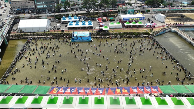 ▲ 관광객들이 반두잡이 체험을 하고 있다.ⓒ봉화군