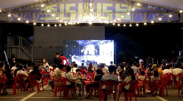 ▲ 관람객들이 ‘딜리버리존’에서 무더위 속에서도 줄 서지 않고 식사와 공연을 동시에 즐기고 있다.ⓒ봉화군