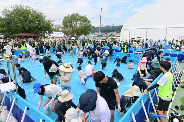 ▲ 관광객들이 맨손잡이 체험을 하고 있다.ⓒ봉화군