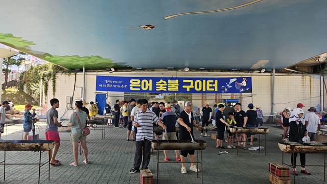 ▲ 관광객들이 은어맛들쉼터(대형식당)에서 은어구이 체험을 하고 있다.ⓒ봉화군