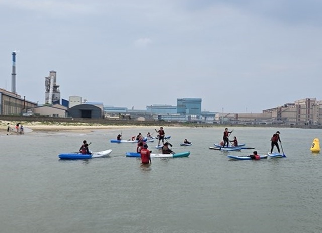 ▲ 청림동 해변에서 주민과 관광객들이 해양레저스포츠를 체험하고 있다.ⓒ포항시