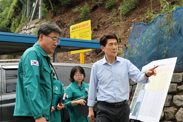 ▲ 이강덕 시장은 4일 산사태 위험지역을 돌아보며 피해 예방을 철저히 할 것을 지시했다.ⓒ포항시