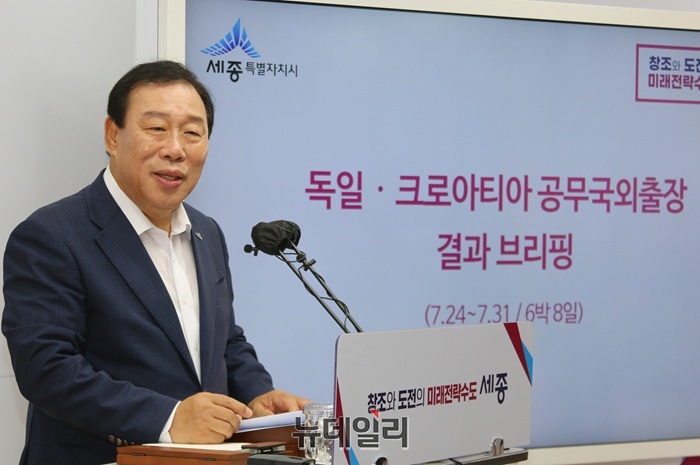 ▲ 최민호 세종시장이 4일 기자회견에서 해양수산부 부산이전과 관련해 국정낭비 및 비효율 발생, 법적근거없는 이전 모순, 행정수도 완성 역행, 공론화 선행 절차 무시, 세종시민 3천여명 및 세종시 1500억여원 경제피해 발생, 올해말 시기 지정 문제, 해수부 직원 및 가족들 배려 부족 등 7가지 이유를 제시하며 해수부 부산이전은 옳지 않다고 주장했다. 이어 최 시장은 해수부 부산이전에 침묵하는 더불어민주당 의원들의 행정수도 관련 법안 발의는 진정성이 없다는 지적도 했다.ⓒ이길표 기자