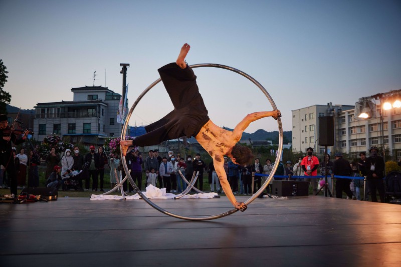 ▲ '한낮의 명동극' 참여 팀 코드세시의 공연 모습.ⓒ서울문화재단