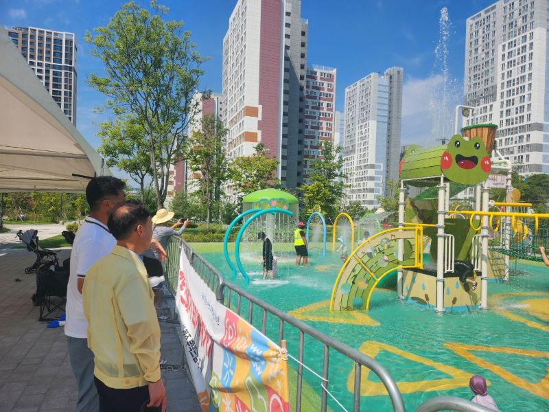 ▲ 아산시 공무원이 애현공원 물놀이장을 점검하고 있다.ⓒ아산시