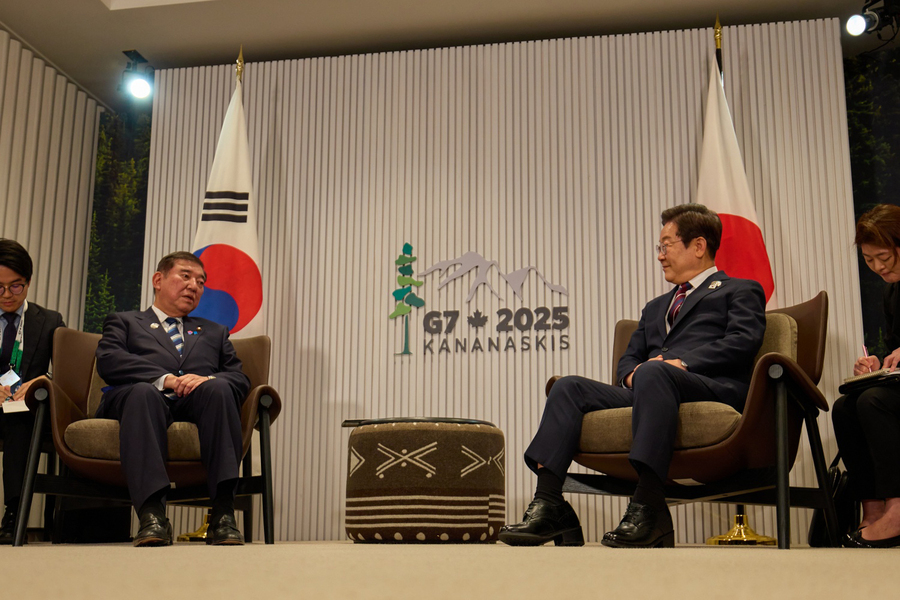 ▲ 이재명 대통령이 17일(현지 시간) 캐나다 앨버타주 캐내내스키스 주요 7개국(G7) 정상회의장에서 이시바 시게루 일본 총리와 한일 정상회담을 하고 있다. ⓒ뉴시스